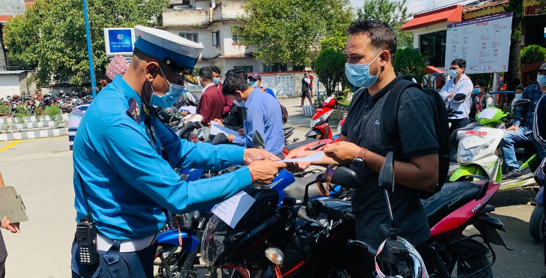 चोरीका मोटरसाइकल खोजी : ट्राफिक प्रहरीबाट २१ वटा मोटरसाइकल धनीलाई जिम्मा